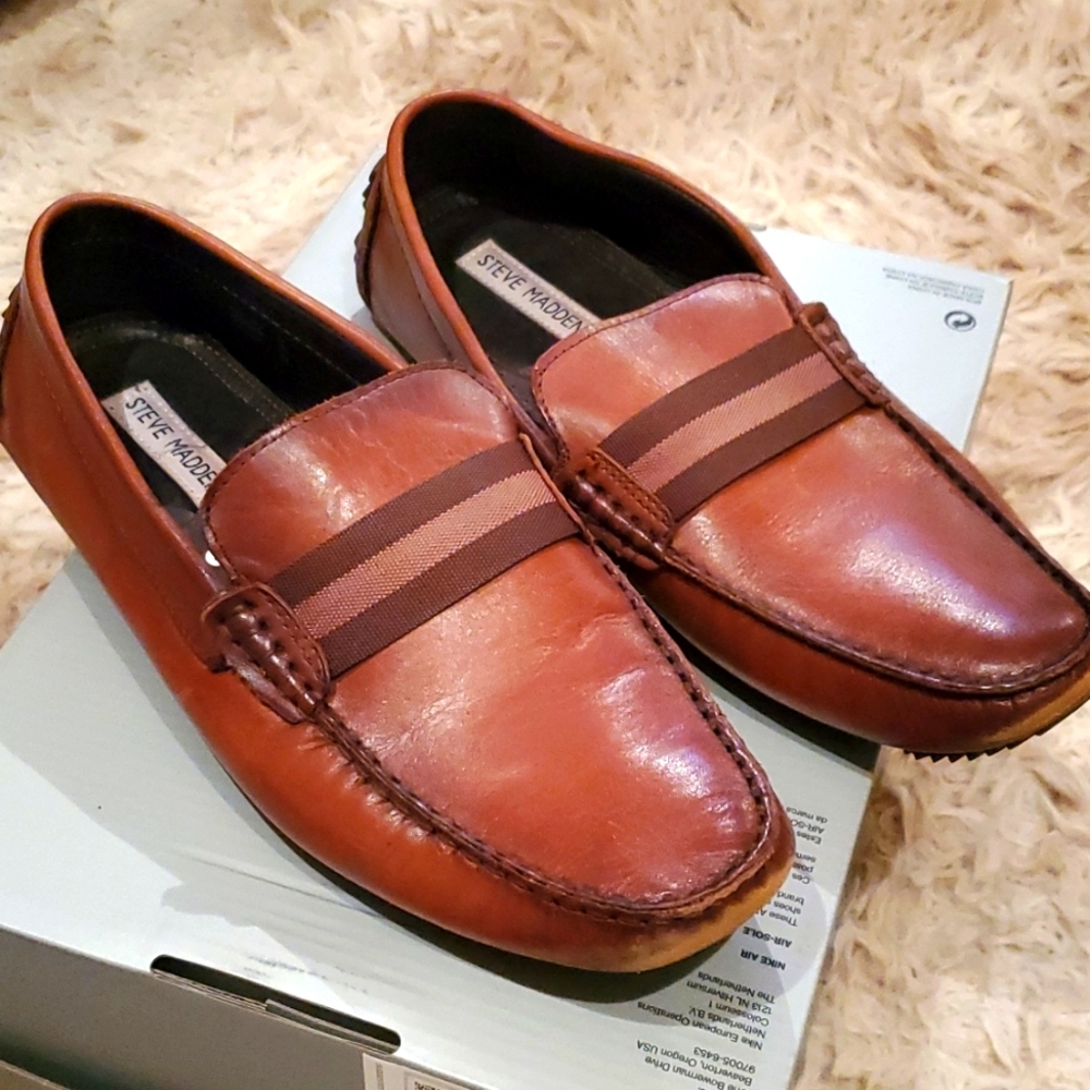 Steve Madden  leather loafers. Size 9
